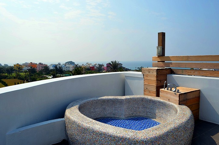 露天的心型浴缸,让浪漫气息蔓延到屋外!